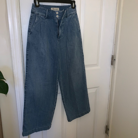 pleated wide leg jeans